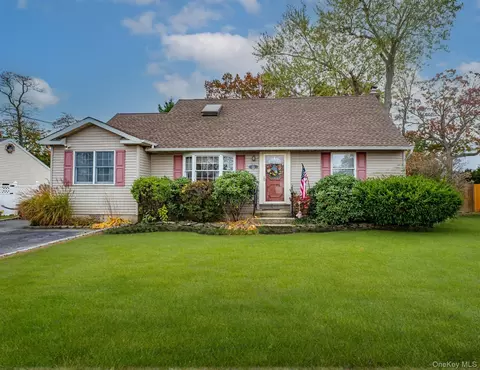 226 Sears Rd, West Islip, NY 11795