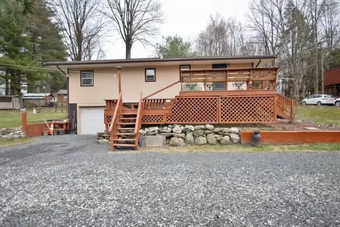 16 Farmingdale Ln, Wallkill, NY 12721