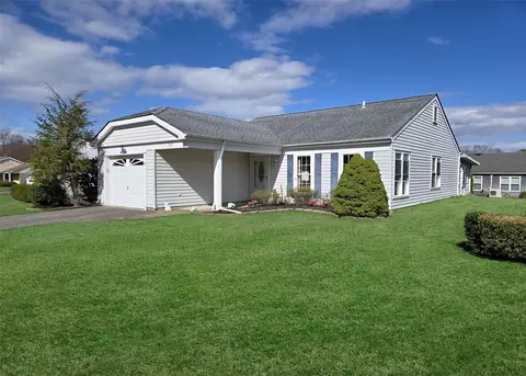 562 Stratford Ln, Ridge, NY 11961