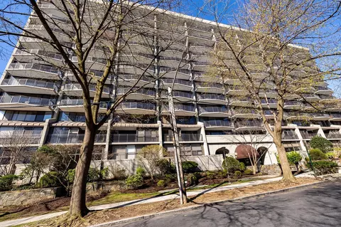 15 Stewart Pl #3F, White Plains, NY 10603