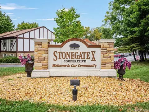 178 Parkside Dr #178, Ramapo, NY 10901