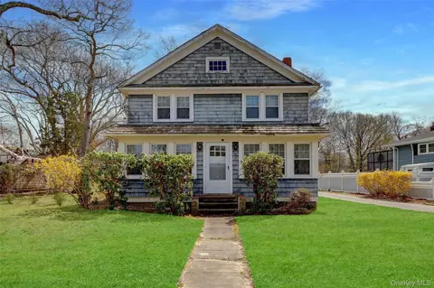 40 Argonne Rd E, Hampton Bays, NY 11946