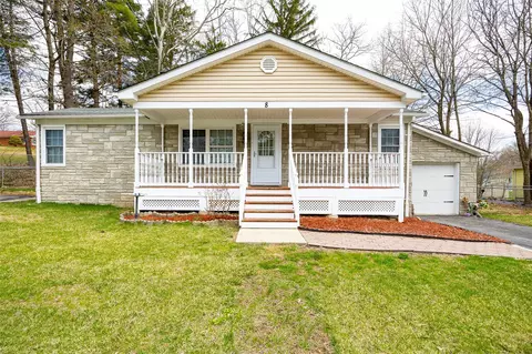 8 Holt Rd, Hyde Park, NY 12538