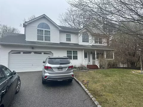 17 Mill Ln, Medford, NY 11763