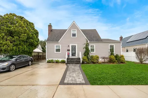 11 Deauville Pkwy, Lindenhurst, NY 11757