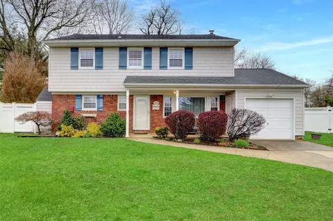 3847 Debra Ct, Seaford, NY 11783