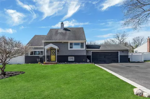 1 Oaktree Ln, Huntington Station, NY 11746