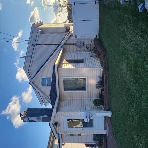885 Surf St, Lindenhurst, NY 11757