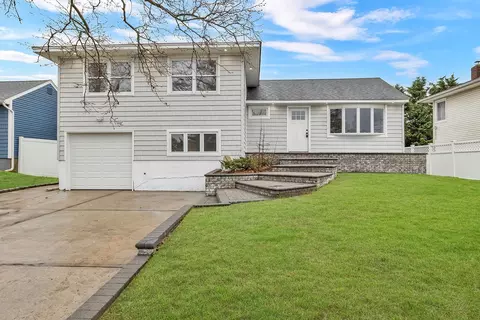 3972 Ralph St S, Seaford, NY 11783