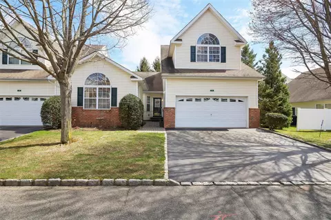 2 Shelly Ln, Mount Sinai, NY 11766