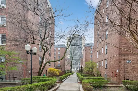 66-40 108th St #5E, Forest Hills, NY 11375