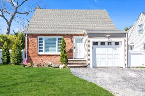 4 Oak Ridge Ln, North Hempstead, NY 11507