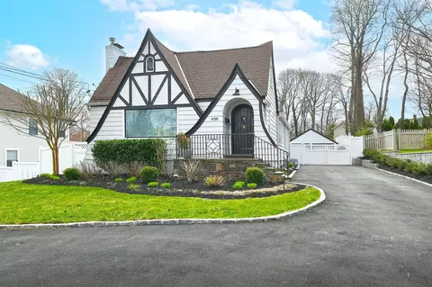 438 W Main St, Huntington, NY 11743