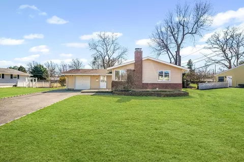 25 Pine Hill Ln, Dix Hills, NY 11746