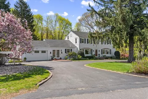 42 Connelly Rd, Huntington, NY 11743
