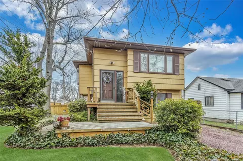 132 Lake Dr, Copiague, NY 11726