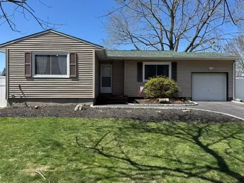 42 S Howell Ave, Farmingville, NY 11738