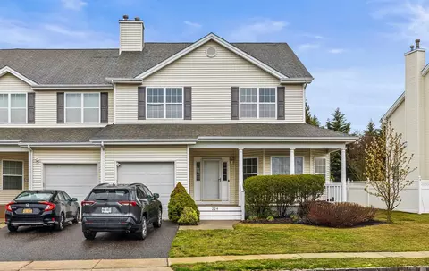 224 Rivendell Ct, Melville, NY 11747