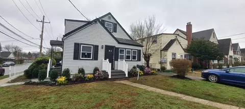 3 Hampton Rd, Lynbrook, NY 11563