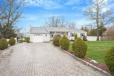 31 Tulip Ave, Farmingville, NY 11738