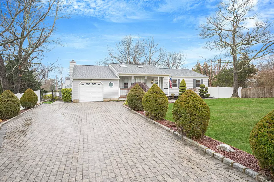  31 Tulip Ave, Farmingville, NY 11738 photo 1