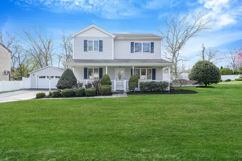 120 Orienta Ave, Lake Grove, NY 11755