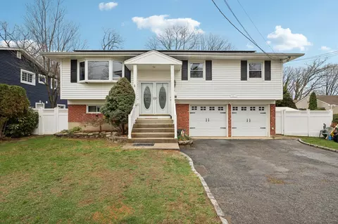 4 Hawthorne St, Farmingdale, NY 11735