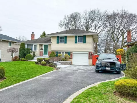28 Gates Ave, Plainview, NY 11803