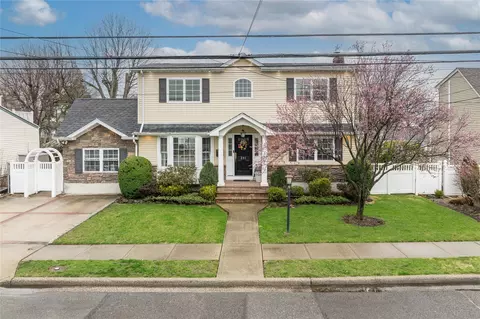 231 Doris Ave, Franklin Square, NY 11010