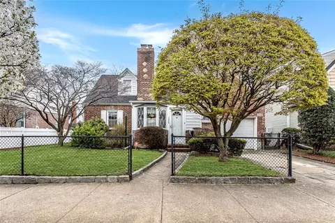 1006 New Hyde Park Rd, North Hempstead, NY 11040