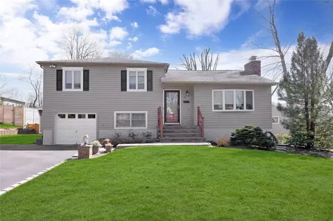 79 Yoakum St, Farmingdale, NY 11735