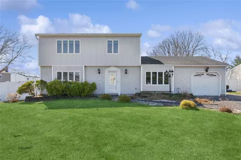 18 Sprat St, Medford, NY 11763