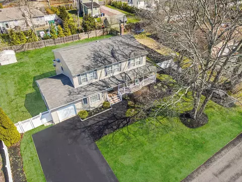 9 Jeanatta Ave, Mastic, NY 11950
