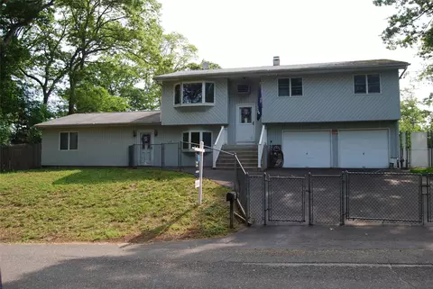 93 W 6th St, Ronkonkoma, NY 11779