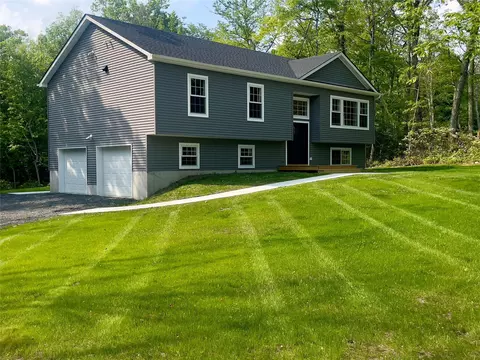 57 Oregon Trl, Shawangunk, NY 12566