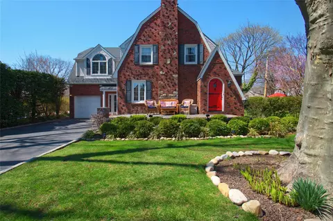 38 Jefferson St, Garden City, NY 11530