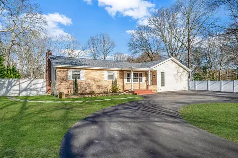 63 Linden Ln, Shirley, NY 11967