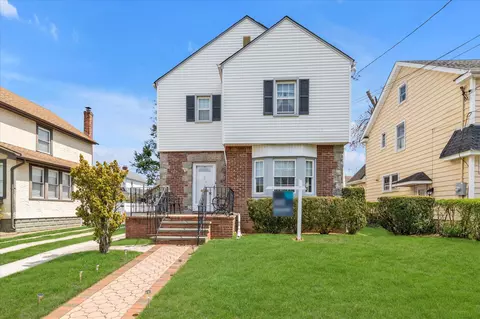 230 Kensington Rd, Lynbrook, NY 11563