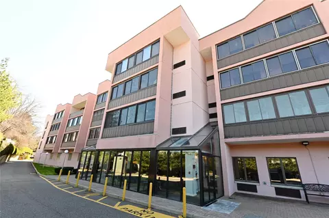 800 Willis Ave #211, North Hempstead, NY 11507
