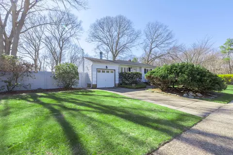 14 Bristol St, Islip Terrace, NY 11752