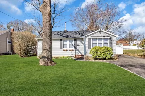 61 Eatondale Ave, Blue Point, NY 11715