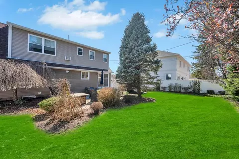 70 Spruce St, Hicksville, NY 11801