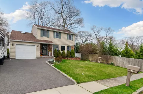 39 Carston St, Selden, NY 11784