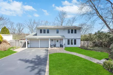 5 Washington Ct, Smithtown, NY 11787