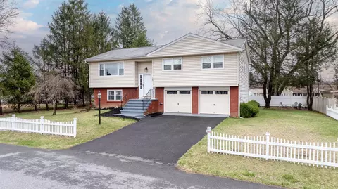 15 Cedar St, Tillson, NY 12486