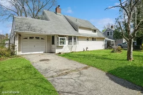 79 Greenbelt Ln, Levittown, NY 11756