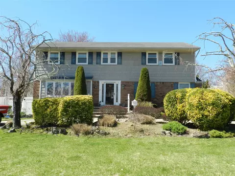 8 Compass Ct, West Islip, NY 11795