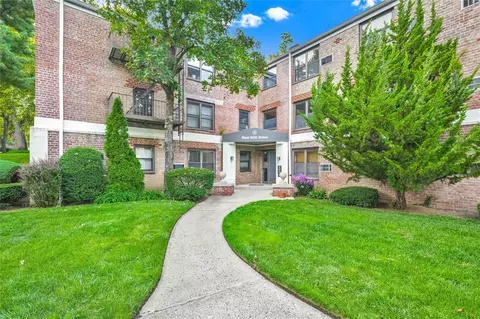 4 E Mill Dr #3D, North Hempstead, NY 11021