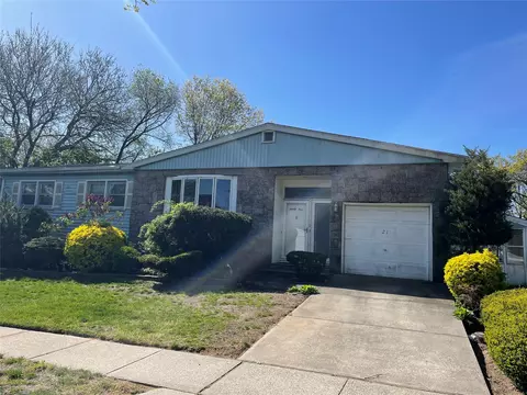 21 Flower Rd, Valley Stream, NY 11581