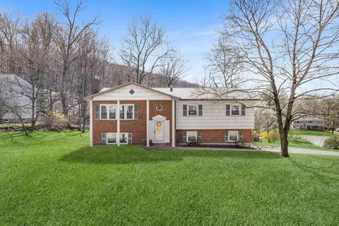 927 Mica Ct, Clarkstown, NY 10989